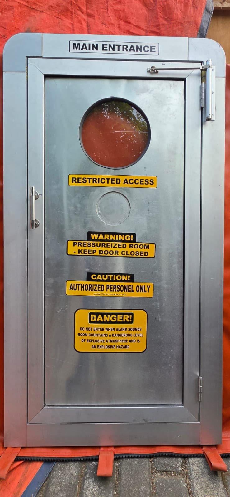 Pintu aluminium untuk akses masuk chamber habitat