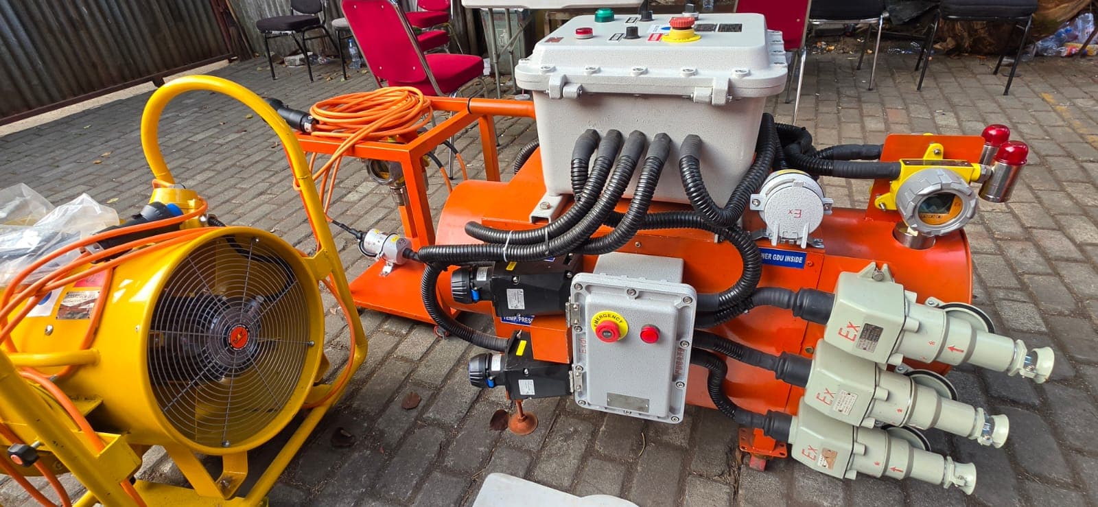 Unit peralatan dengan panel kontrol, selang, dan rangka berwarna oranye