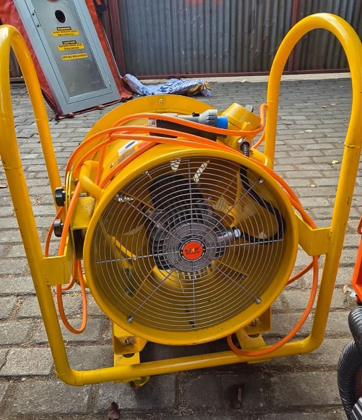Blower berwarna kuning dengan rangka pelindung
